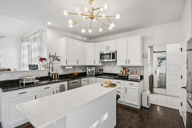 34115 N Wooded Glen Drive, Grayslake, IL 60030