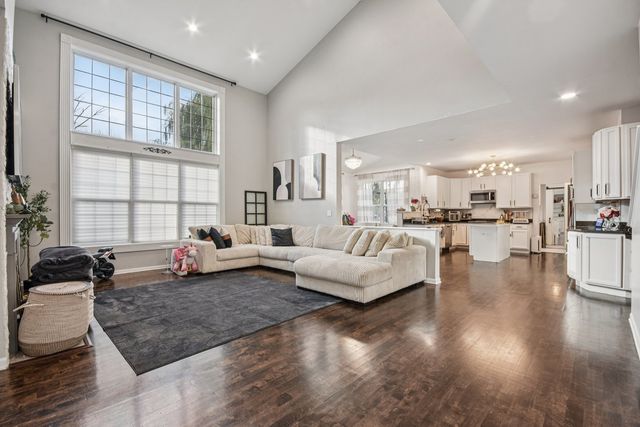 34115 N Wooded Glen Drive, Grayslake, IL 60030