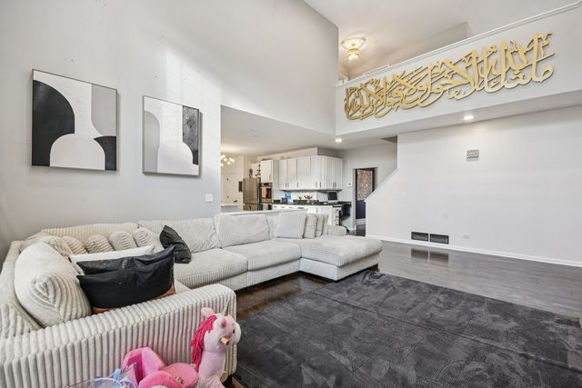 34115 N Wooded Glen Drive, Grayslake, IL 60030