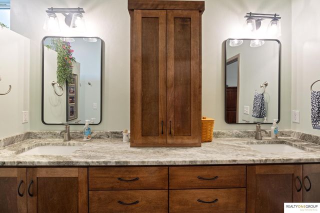 11755 Fenwick Street, Papillion, NE 68046