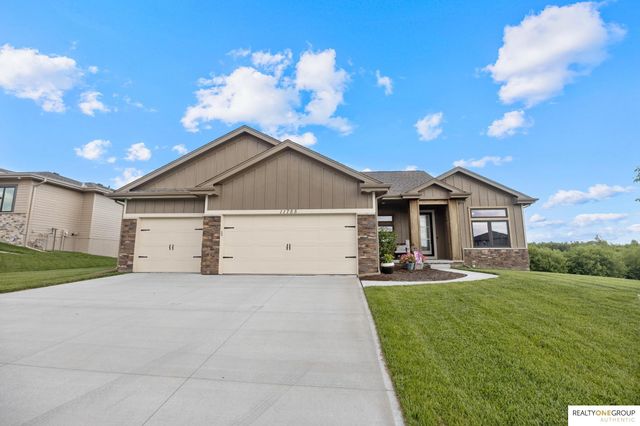 11755 Fenwick Street, Papillion, NE 68046