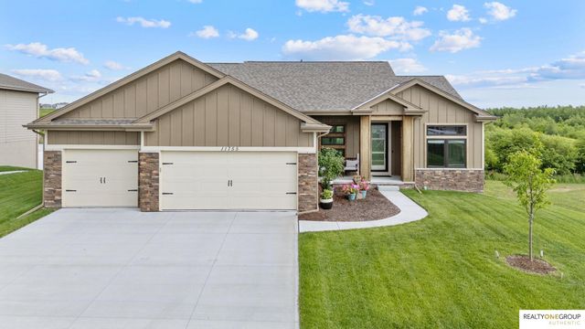 11755 Fenwick Street, Papillion, NE 68046