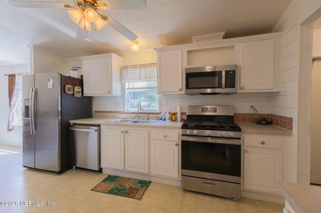 124 IDLEWOOD ACRES Lane, Pomona Park, FL 32181