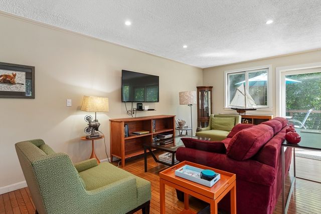 303 Lakeshore Dr, Marlborough, MA 01752