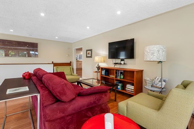 303 Lakeshore Dr, Marlborough, MA 01752