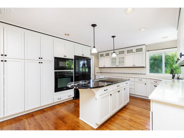 1326 STONEHAVEN Dr, West Linn, OR 97068