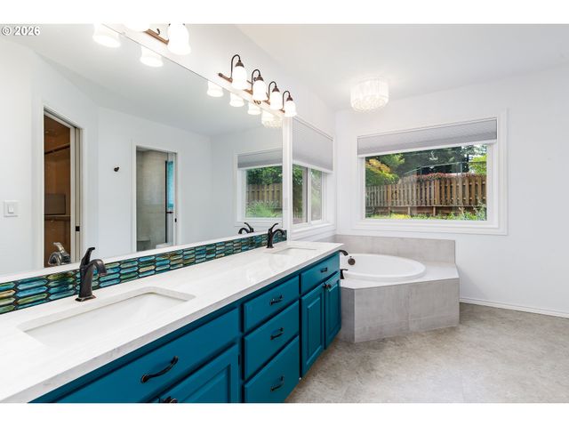1326 STONEHAVEN Dr, West Linn, OR 97068