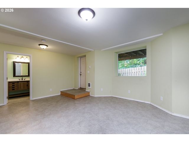 1326 STONEHAVEN Dr, West Linn, OR 97068