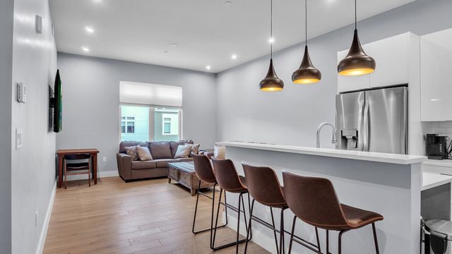 60 Cross St E 318, Somerville, MA 02145
