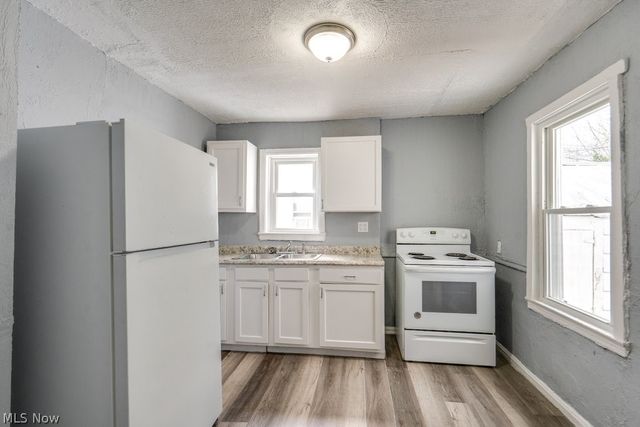 1090 Greenwood Avenue, Akron, OH 44320