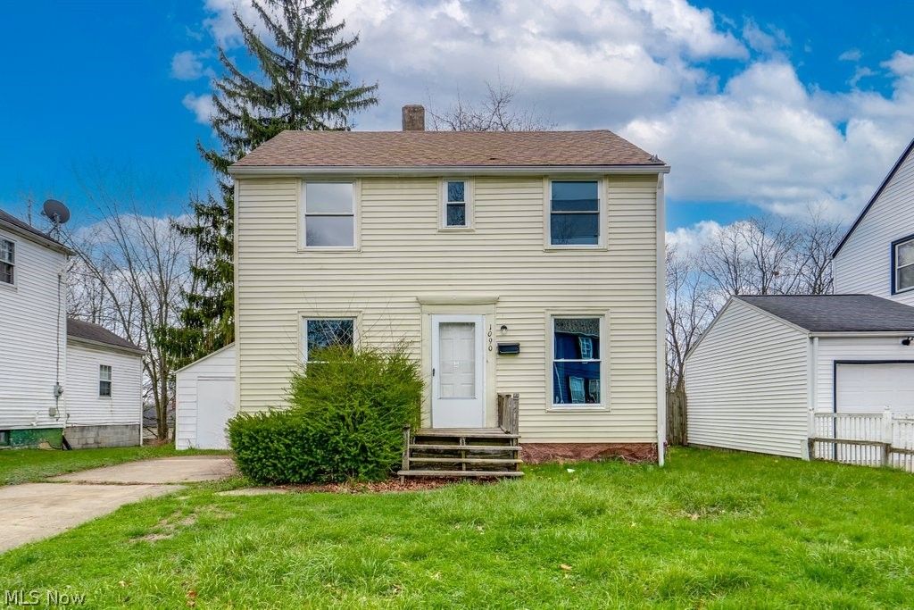 1090 Greenwood Avenue, Akron, OH 44320