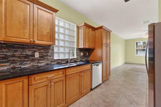 15657 NW 12th Mnr, Pembroke Pines, FL 33028