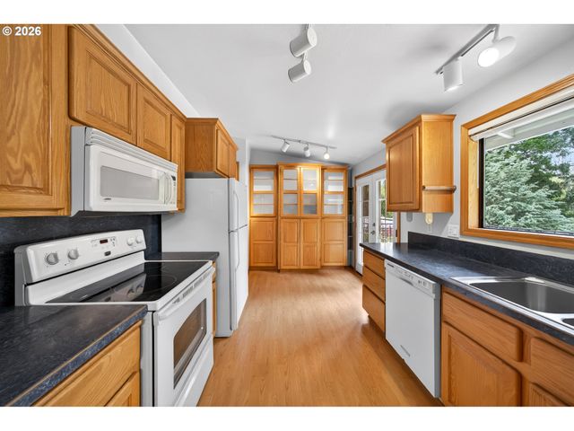 12040 Sw 116TH Ave, Tigard, OR 97223