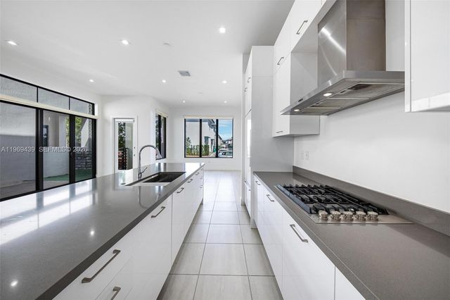 8120 NW 43rd St, Doral, FL 33166