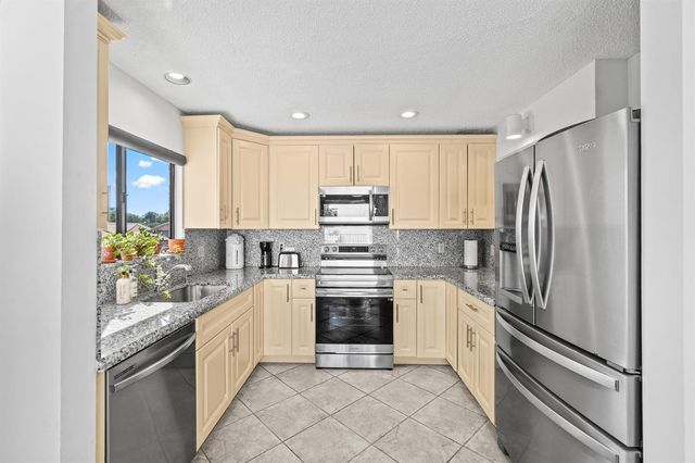 7533 Glendevon Lane 905, Delray Beach, FL 33446