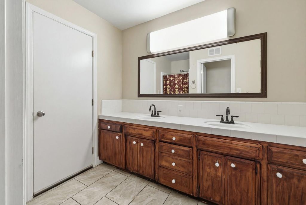 Image 11 of property listing at 1214 E Mesa Avenue, Fresno, CA 93710