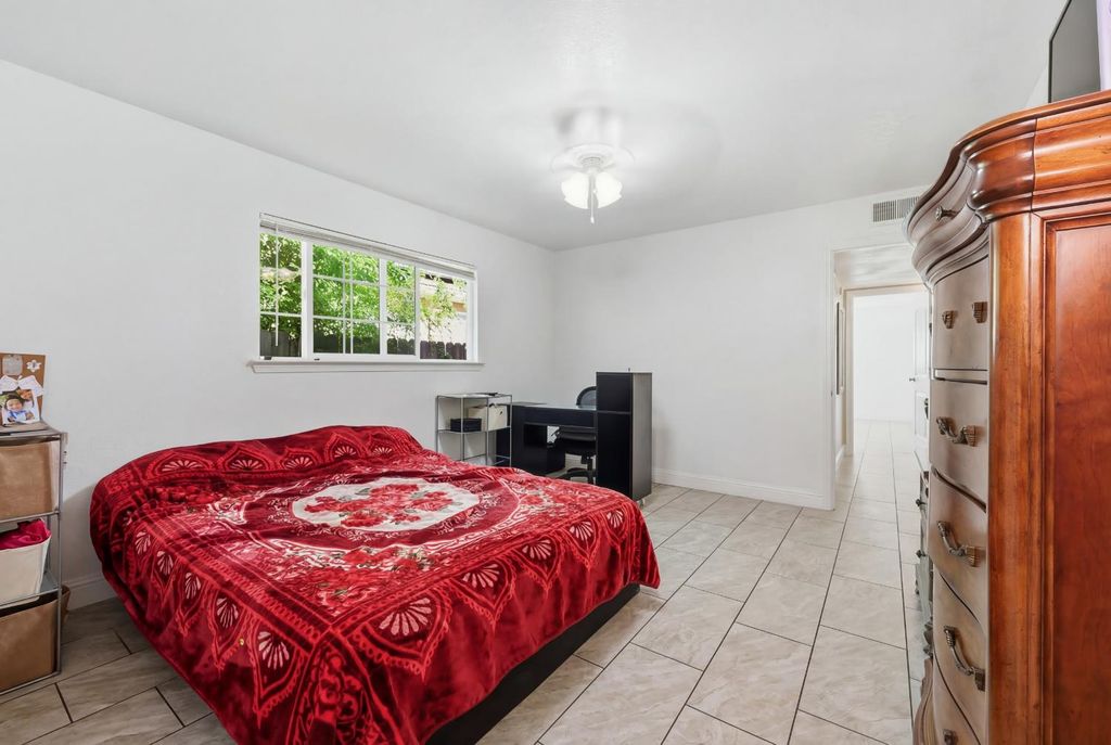 Image 16 of property listing at 1214 E Mesa Avenue, Fresno, CA 93710