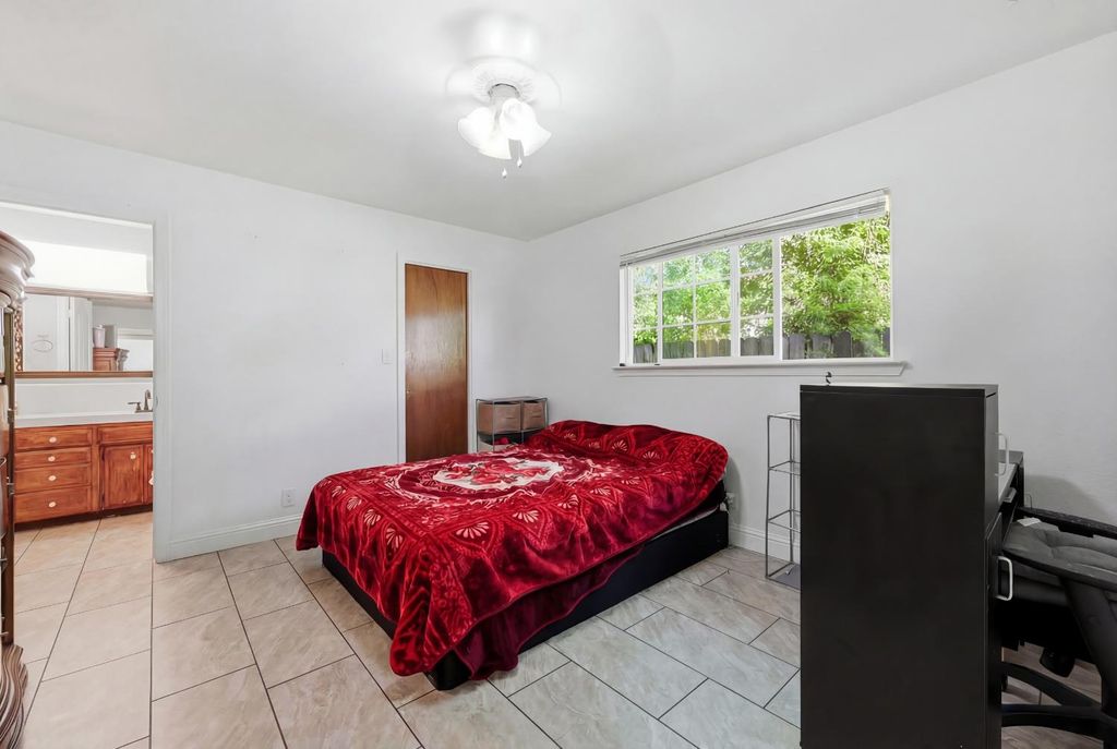 Image 17 of property listing at 1214 E Mesa Avenue, Fresno, CA 93710