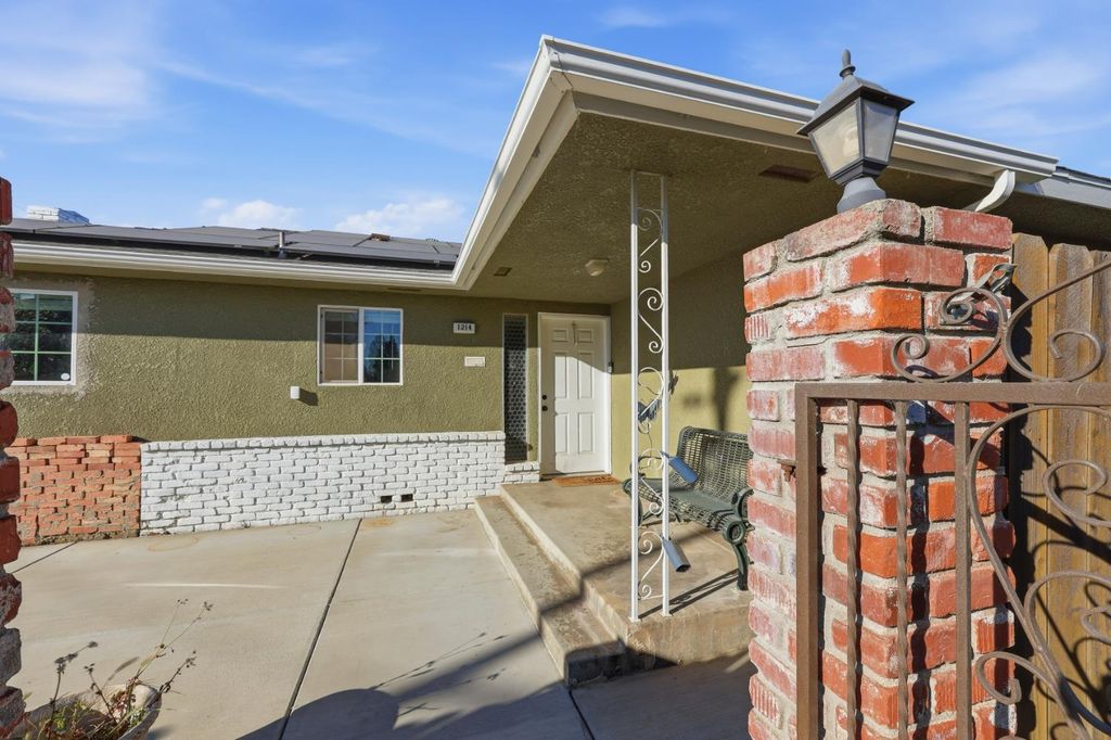 Image 3 of property listing at 1214 E Mesa Avenue, Fresno, CA 93710