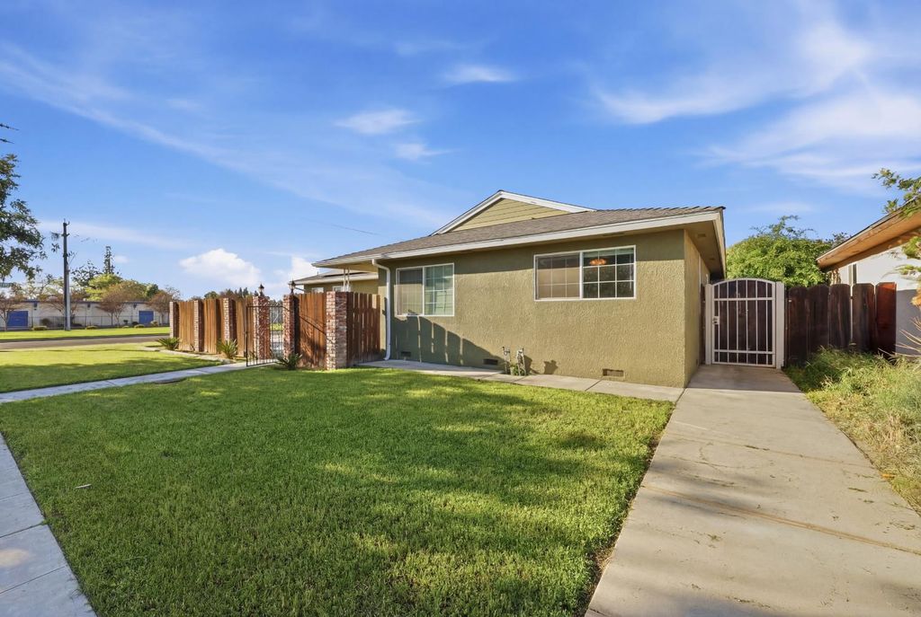 Image 4 of property listing at 1214 E Mesa Avenue, Fresno, CA 93710