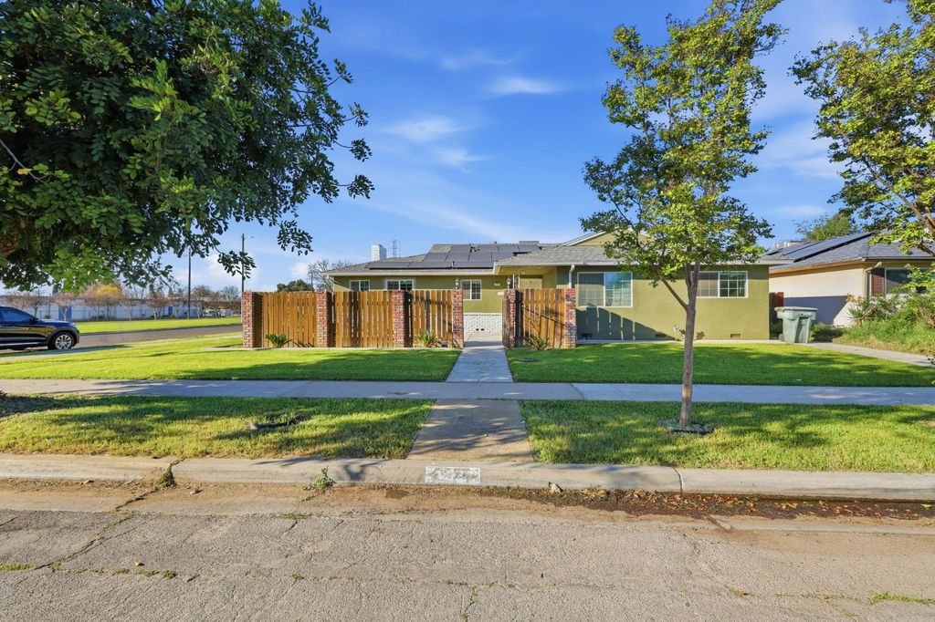 Image 5 of property listing at 1214 E Mesa Avenue, Fresno, CA 93710