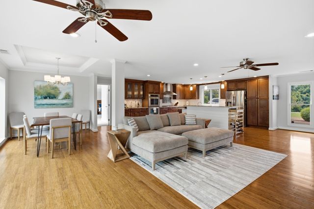 389 Green Harbor Rd, Old Hickory, TN 37138