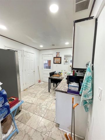 26521 Barrington, Madison Heights, MI 48071