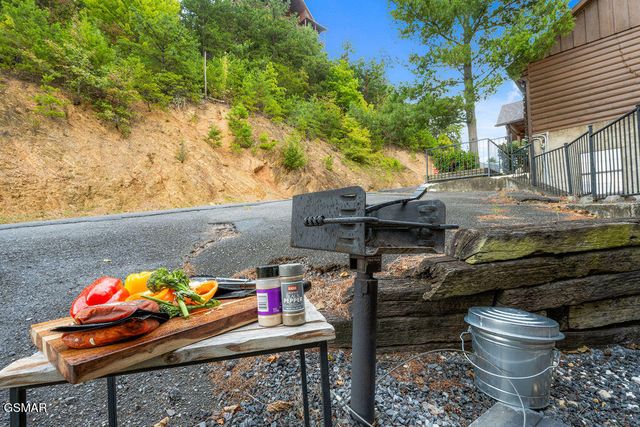 1582 Bears Den Way, Sevierville, TN 37862