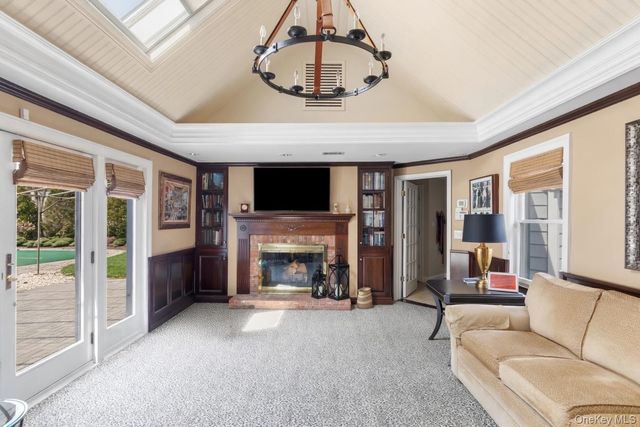 1 Glenby Lane, Brookville, NY 11545