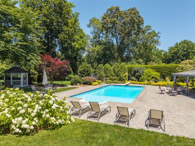 1 Glenby Lane, Brookville, NY 11545