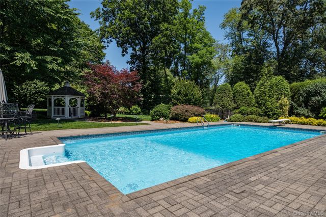 1 Glenby Lane, Brookville, NY 11545