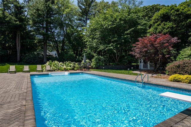 1 Glenby Lane, Brookville, NY 11545