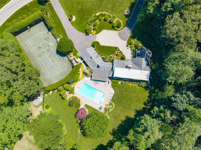 1 Glenby Lane, Brookville, NY 11545