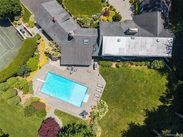 1 Glenby Lane, Brookville, NY 11545