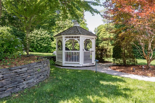 1 Glenby Lane, Brookville, NY 11545