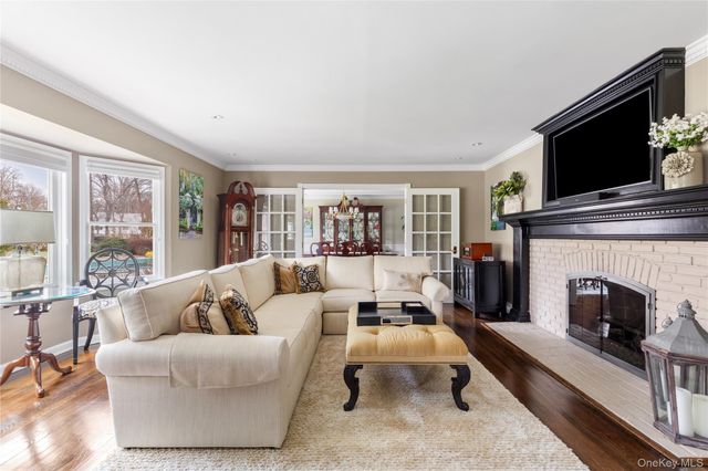 1 Glenby Lane, Brookville, NY 11545
