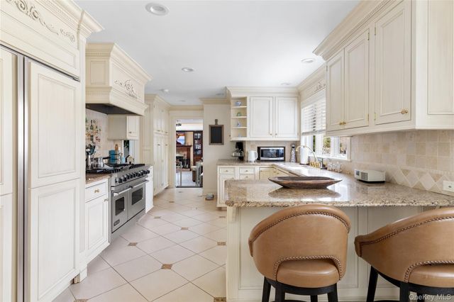 1 Glenby Lane, Brookville, NY 11545