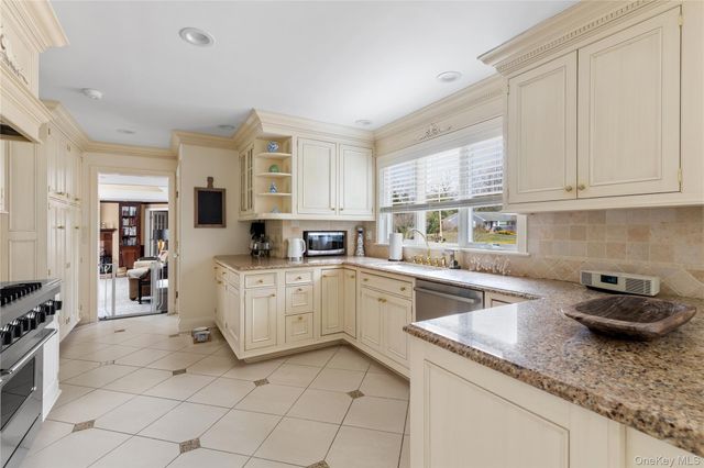 1 Glenby Lane, Brookville, NY 11545