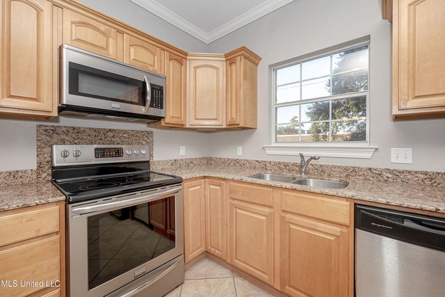 219 Armand Oaks, Ocean Springs, MS 39564