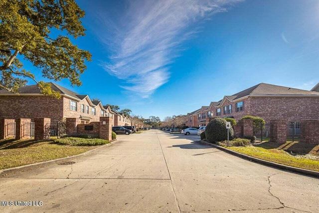 219 Armand Oaks, Ocean Springs, MS 39564