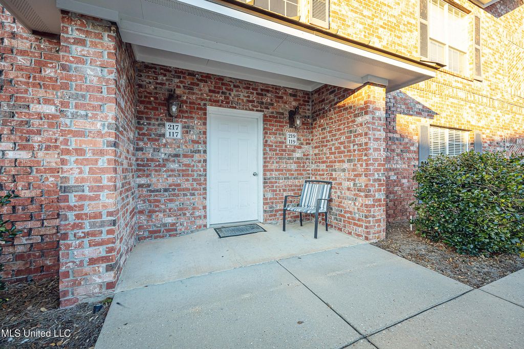 219 Armand Oaks, Ocean Springs, MS 39564