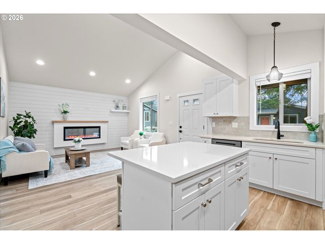 12300 Meadowlawn Dr, Oregon City, OR 97045