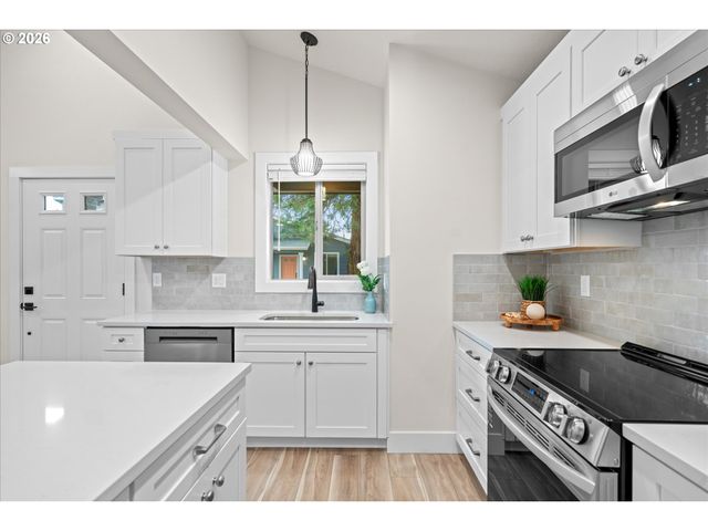 12300 Meadowlawn Dr, Oregon City, OR 97045