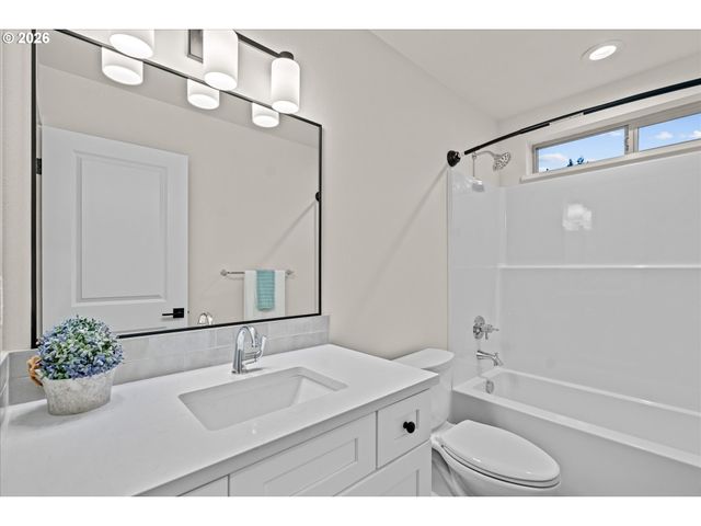 12300 Meadowlawn Dr, Oregon City, OR 97045