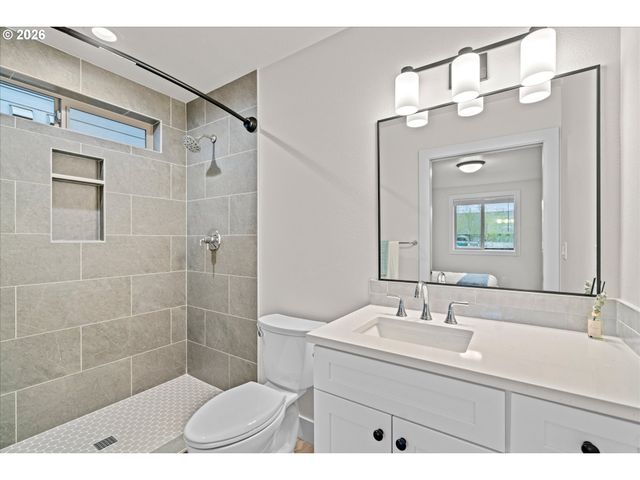 12300 Meadowlawn Dr, Oregon City, OR 97045