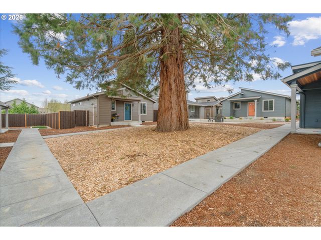 12300 Meadowlawn Dr, Oregon City, OR 97045