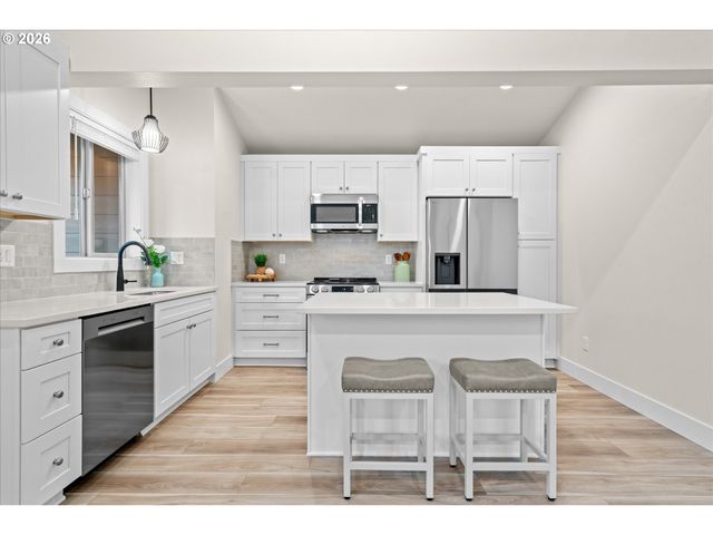 12300 Meadowlawn Dr, Oregon City, OR 97045