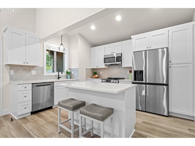 12300 Meadowlawn Dr, Oregon City, OR 97045