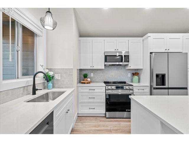 12300 Meadowlawn Dr, Oregon City, OR 97045