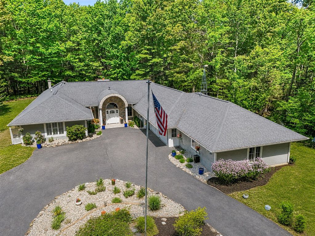 5389 Ridge Road, Pentwater, MI 49449